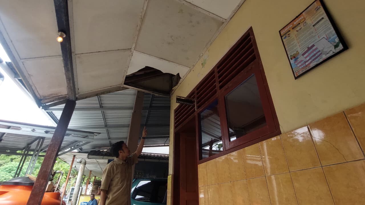 RUSAK: Guru SDN Hargotirto memperlihatkan kerusakan bangunan yang telah lama usang.