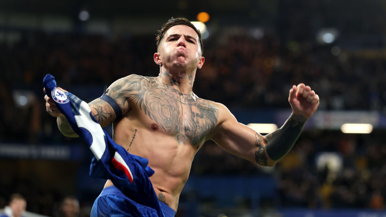 Selebrasi Enzo Fernandez setelah mencetak gol kemenangan Chelsea atas West Ham