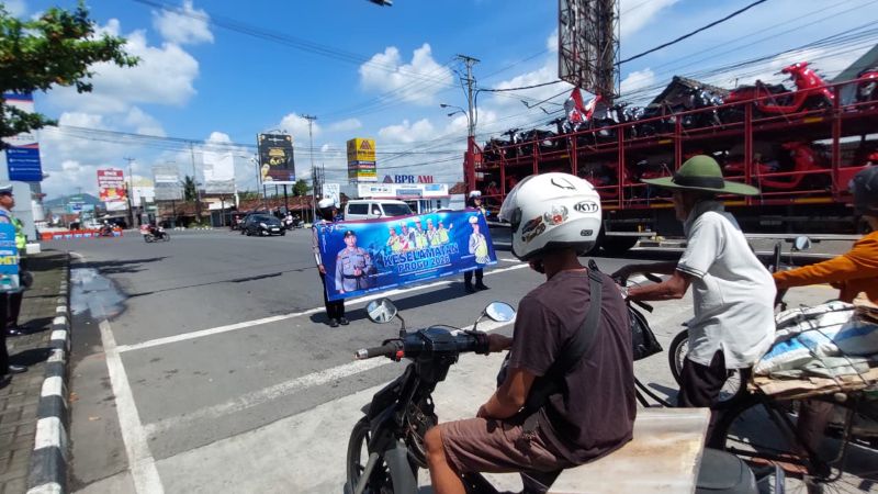 SOSIALISASI: Personel Satlantas Polres Kulon Progo memberikan pemberitahuan Operasi Keselamatan Progo 2026.&nbsp;