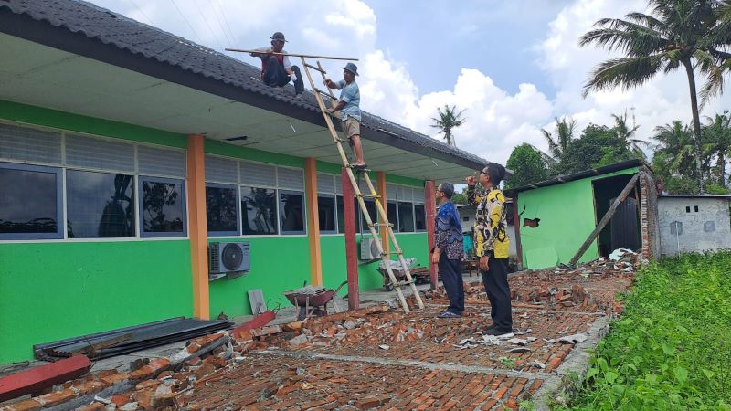 REVITALISASI: Proses perbaikan sekolah di Sleman yang terdampak angin kencang akhir Januari lalu.
