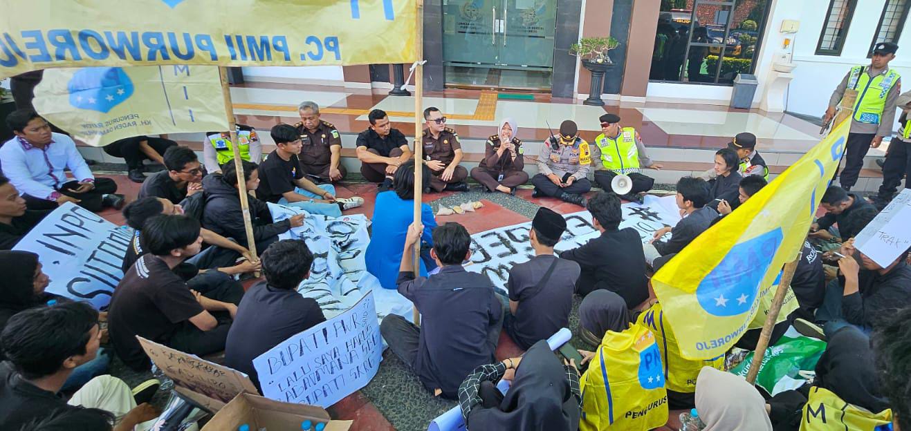 Pengurus dan kader Pergerakan Mahasiswa Islam Indonesia (PMII) menggelar aksi unjuk rasa di depan gedung Kejaksaan Negeri (Kejari) Purworejo, Senin (2/2). Aksi tersebut dilakukan untuk menuntut ketega