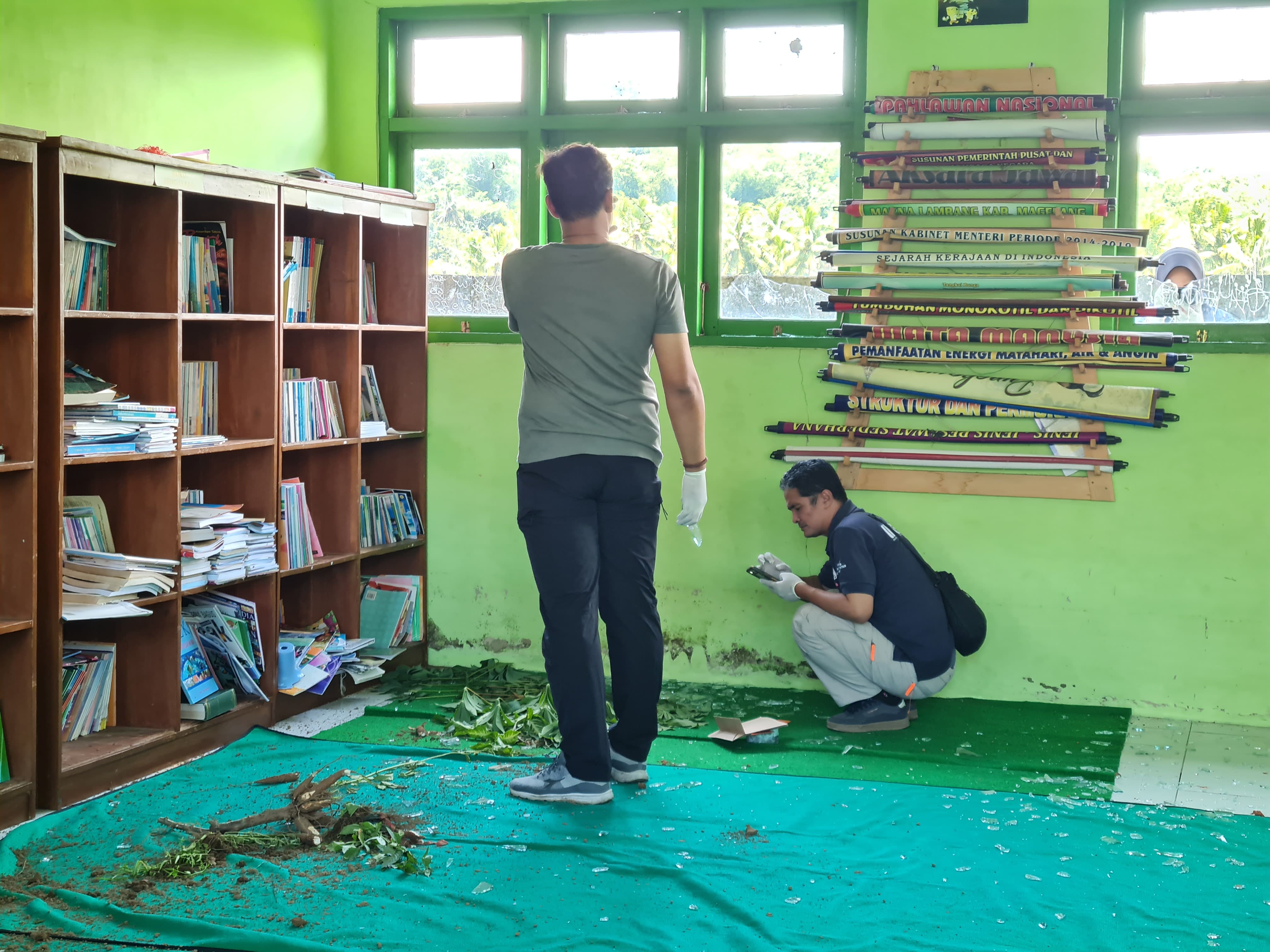 Kaca bagian belakang gedung perpustakaan SD Negeri Tegalarum pecah dan ditemukan batu hingga pohon singkong, Senin (2/2).
