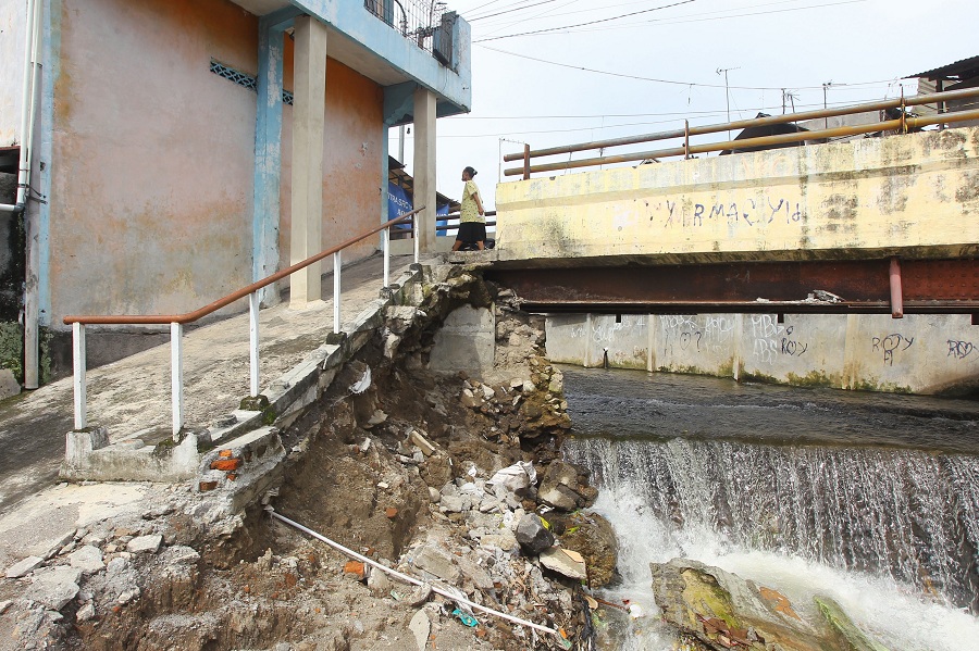 Kondisi talut Sungai Buntung di perbatasan kampung Bangunrejo, Kemantren Tegalrejo dan Kampung Pingit, Kemantren Jetis, yang masih dalam tahap perbaikan, Senin (2/2/2026).