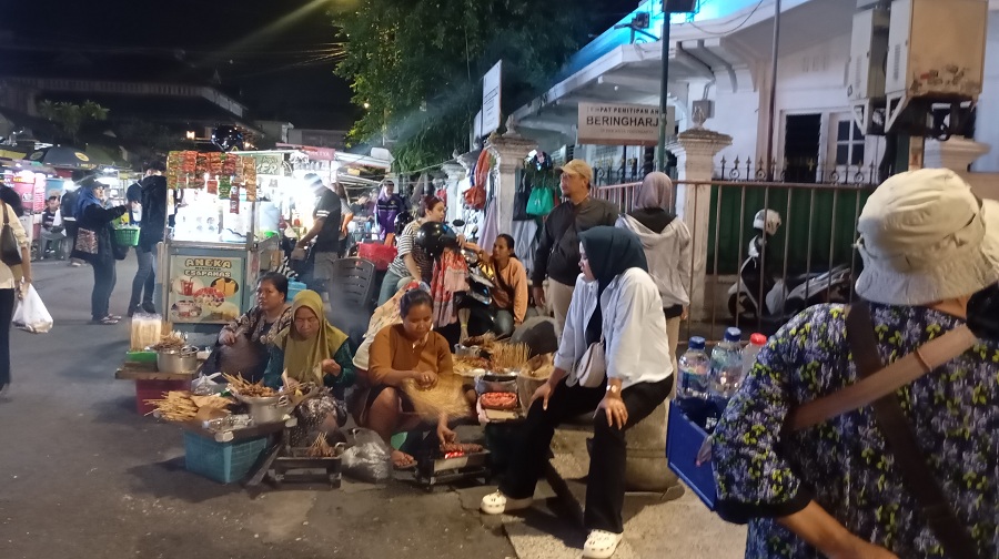 NGEYEL: Sejumlah pedagang sate masih bermunculan di kawasan Malioboro Senin (2/2/2026) malam.