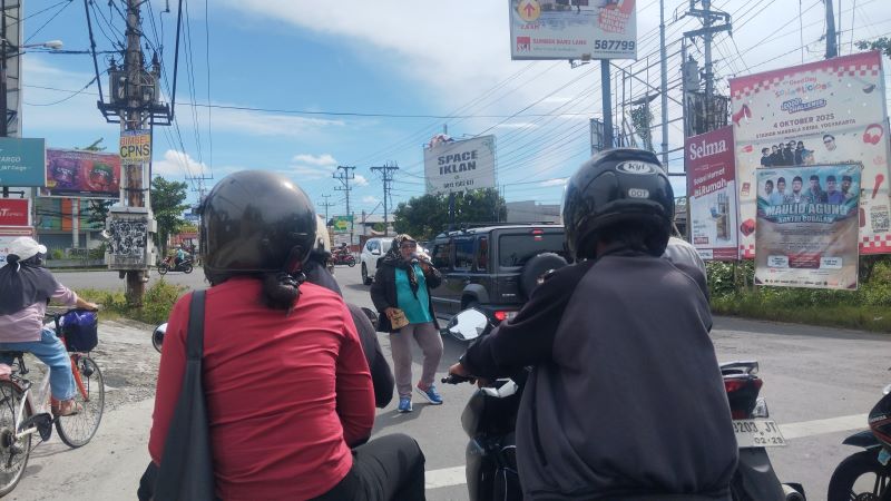 DILARANG: Masih ada pengamen yang melanggar ketertiban umum di simpang empat ring road selatan, Bantul Senin (2/2).