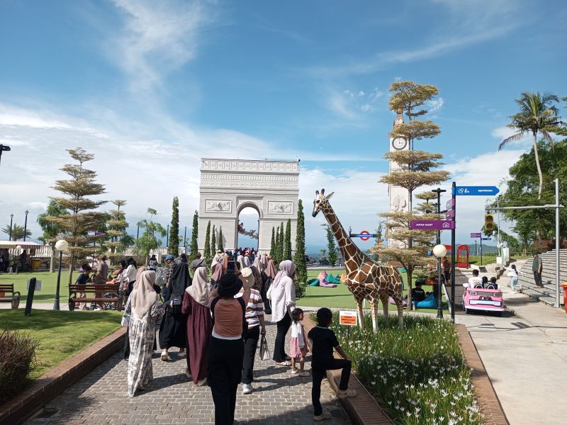 DESTINASI BARU: Kawasan wisata buatan Pictniq di Patuk baru diresmikan akhir 2025 dan sudah ramai dikunjungi wisatawan saat Januari 2026.