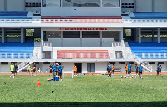 Para pemain PSIM Jogja saat menjalani sesi latihan rutin.