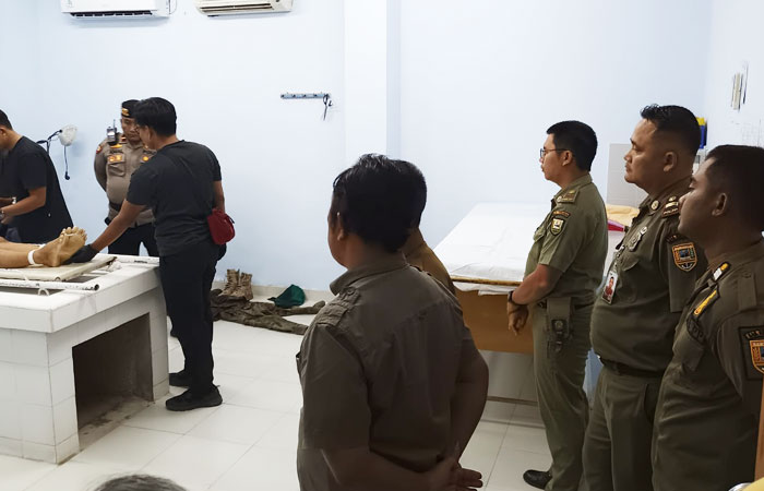 DUKA MENDALAM: Sejumlah pejabat di lingkungan Pemkab Kebumen turut menyaksikan pemulasaran jenazah Mochamad Faik, 33, personel Satpol PP yang meninggal saat mengevakuasi ODGJ.