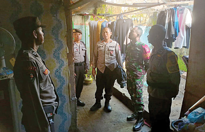 Petugas sedang mengevaluasi korban di tempat kejadian kemarin (2/1).