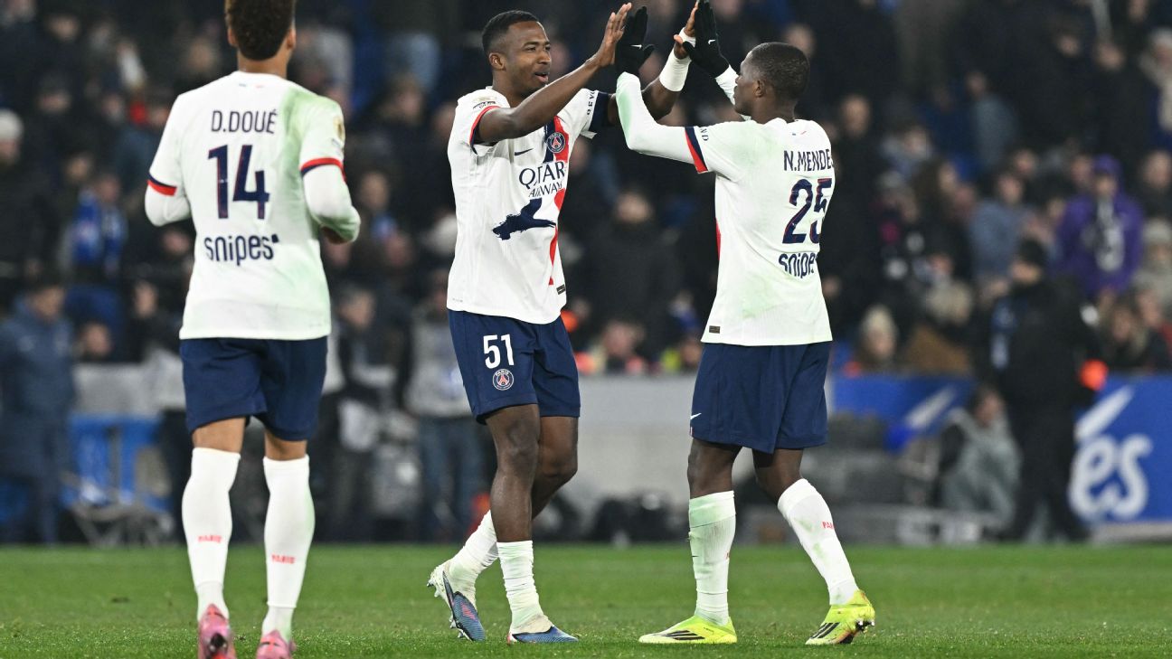 Para pemain PSG rayakan gol Nuno Mendes dalam kemenangan atas Strasbourg di Ligue 1