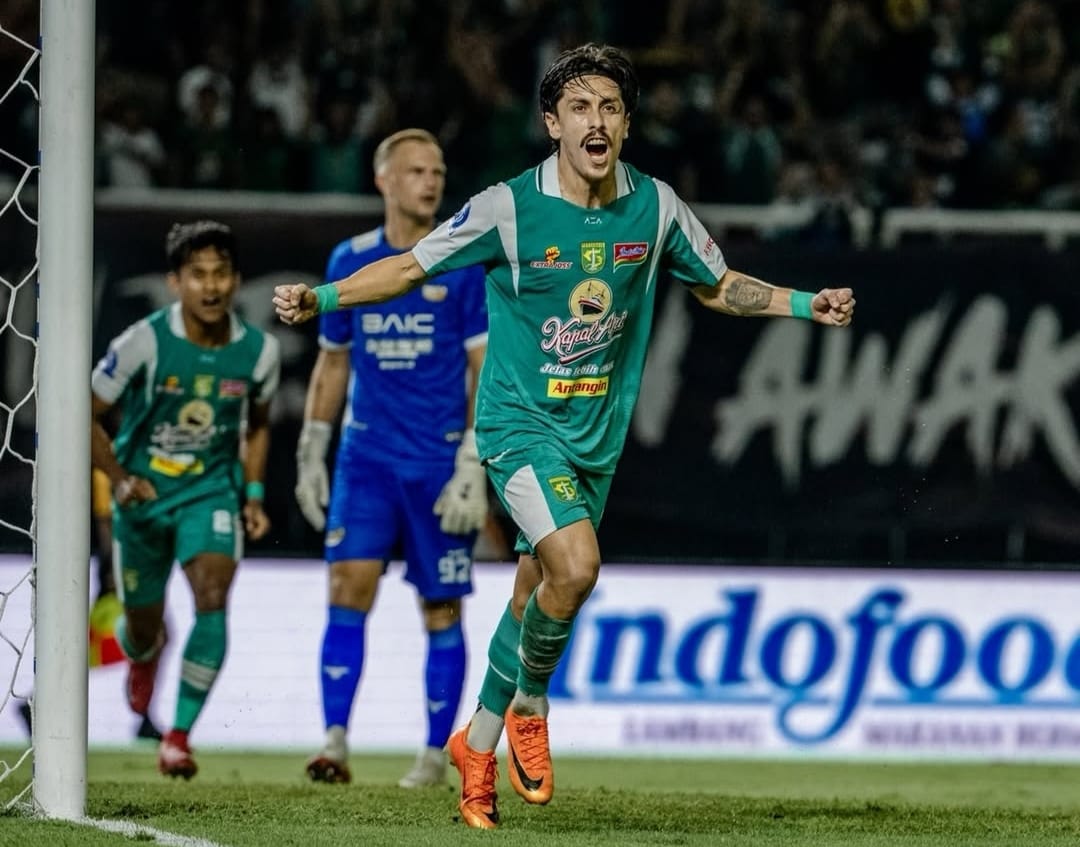 Selebrasi Francisco Rivera saat mencetak gol ke gawang Dewa United dalam hasil imbang Persebaya di Stadion Gelora Bung Tomo