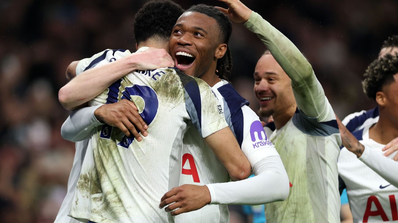 Pemain Tottenham Hotspur rayakan gol penyeimbang melawan Manchester City