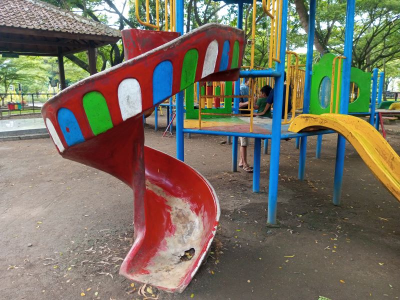FASILITAS PUBLIK: Anak-anak saat bermain di area permainan anak bersama orang tua di Taman Hutan Kota Wonosari Selasa (3/2).