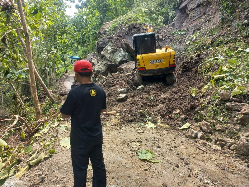 TERDAMPAK: Material longsoran yang menutup akses jalan di Kalurahan Mertelu, Gedangsari 13 Januari lalu.