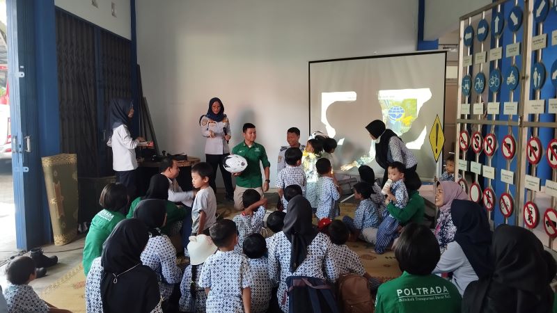 EDUKASI: Siswa TPA Among Putra Kepatihan sedang belajar rambu-rambu lalu lintas di kantor Dishub Bantul Selasa (3/2)