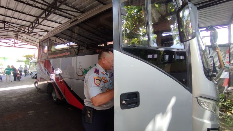 PASTIKAN AMAN: Kepala Bidang Angkutan Dishub Bantul Toto Pamudji Raharjo sedang mengecek bus sekolah dari KPK di lingkungan Kantor Dishub Bantul Selasa (3/2).