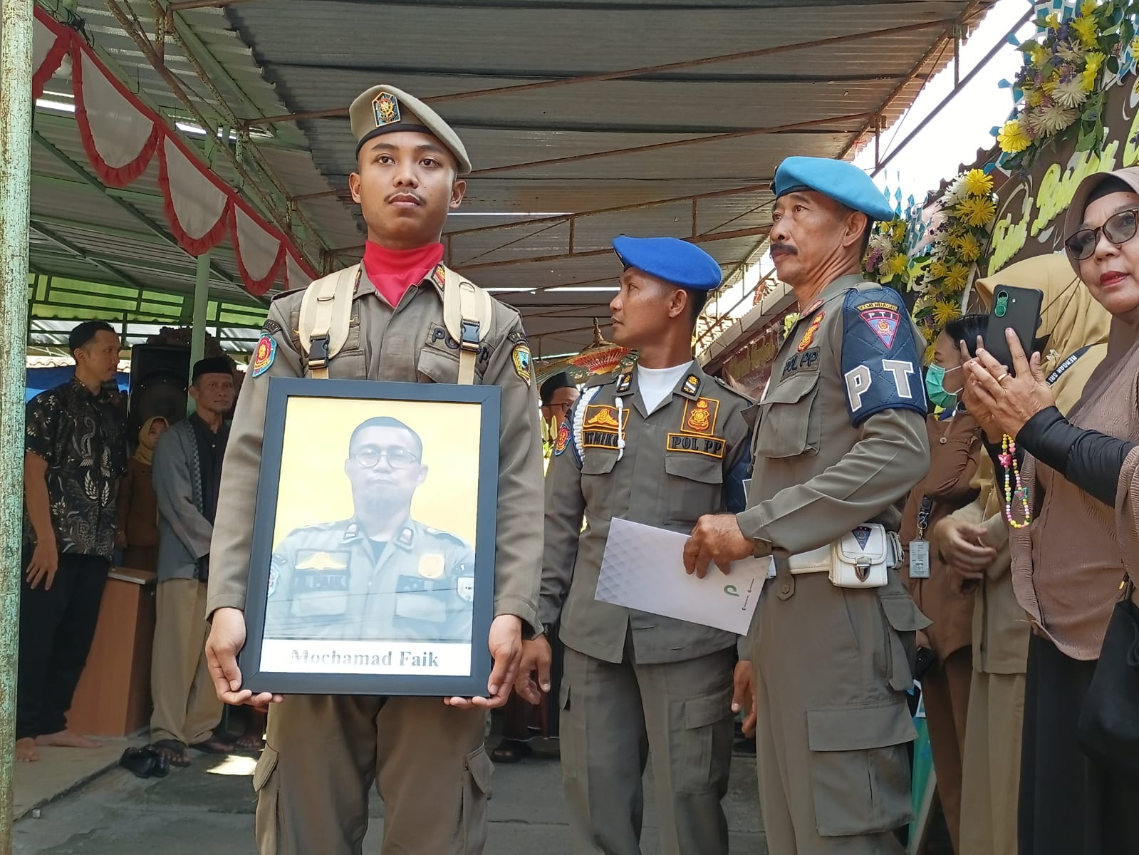 PENGHORMATAN TERAKHIR: Petugas Satpol PP Kebumen melaksanakan upacara kedinasan atas kepergian rekannya, Mochamad Faik yang meninggal saat bertugas.