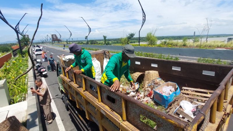 RESIK: Personel DLH melakukan pembersihan di area Jembatan Kabanaran.&nbsp;