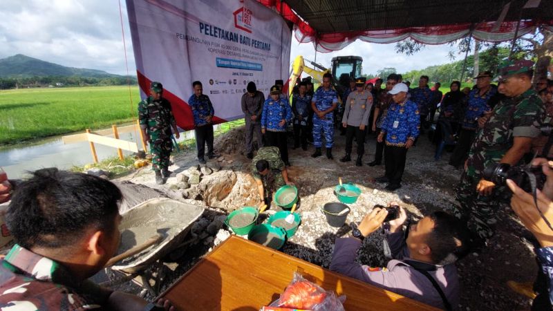PERDANA: Peletakan batu pertama pembangunan KDKMP di Kaligintung oleh Dandim 0731.