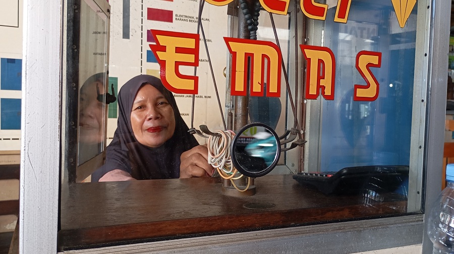 LESTARI: Poni,60 salah satu pengepul emas tradisional di Pasar Beringharjo saat ditemui di lapaknya, Selasa (3/2/2026). Di tengah menjamurnya toko emas modern usaha tersebut masih bertahan.