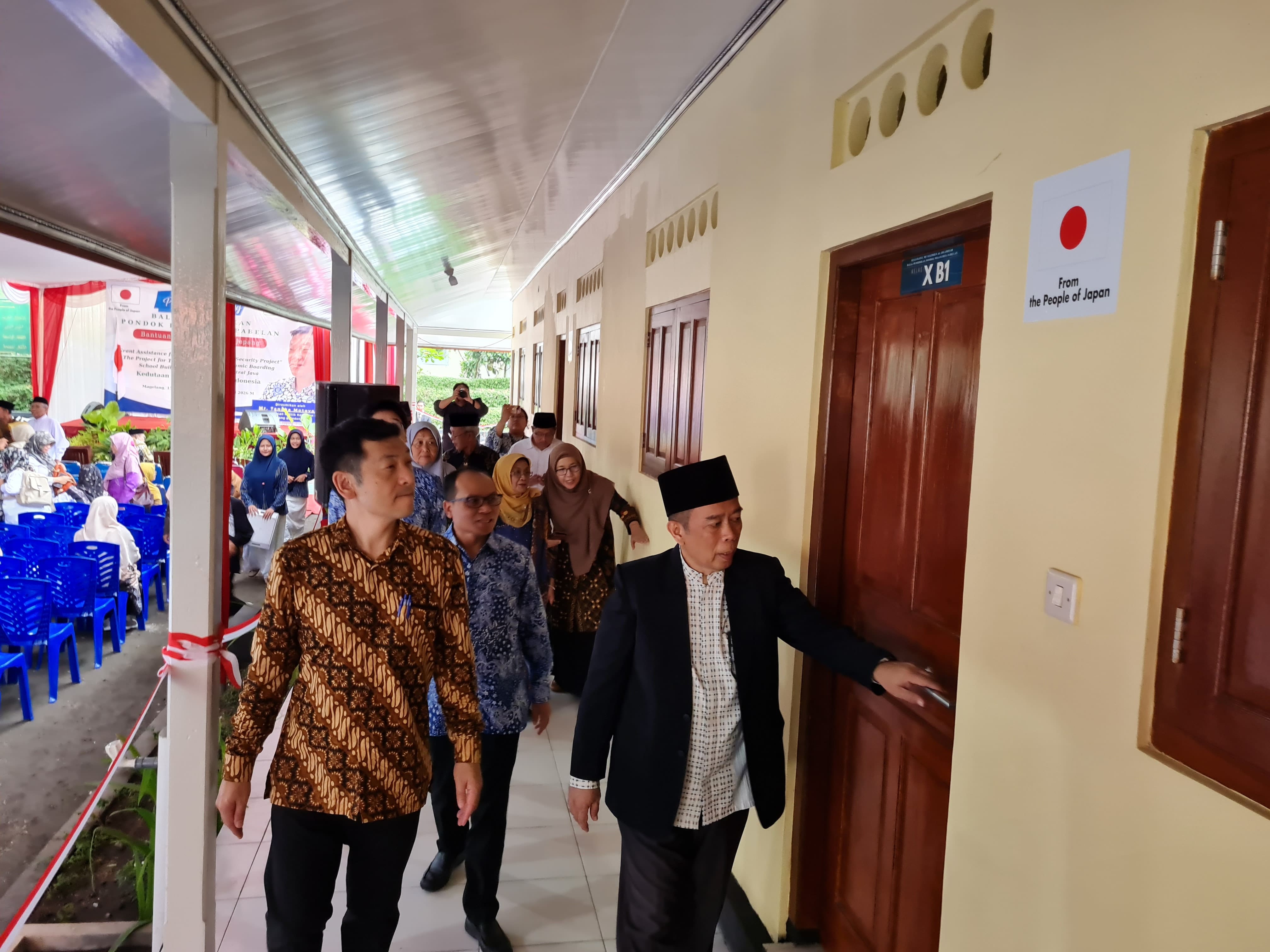 Direktur Bagian Politik Kedutaan Besar Jepang di Indonesia bersama pihak pondok saat meninjau gedung baru yang diresmikan, Selasa (3/2).