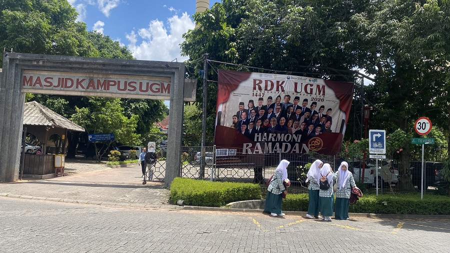 JELANG PUASA: Maskam UGM mulai dipasangi spanduk informasi kegiatan ulan Ramadan tahun ini.