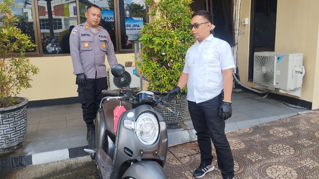 BARANG BUKTI: Motor scopy yang dicuri oleh kedua begal di Padukuhan Panjang, Kalurahan Panjangrejo, Kapanewon Pundong telah diamankan di Polres Bantul Selasa (3/1)