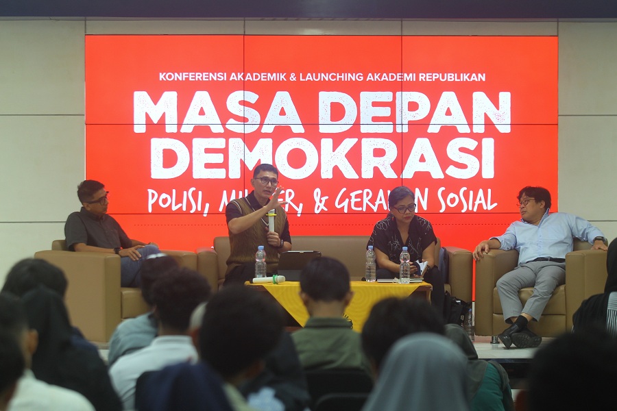 Dari kiri, Zainal Arifin Mochtar, perwakilan dari Mabes Polri Brigjen Pol. Indarto, Bivitri Susanti dan Robertus Robet, saat menjadi pembicara dalam Masa Depan Demokrasi di FISIPOL UGM, Selasa (3/2).