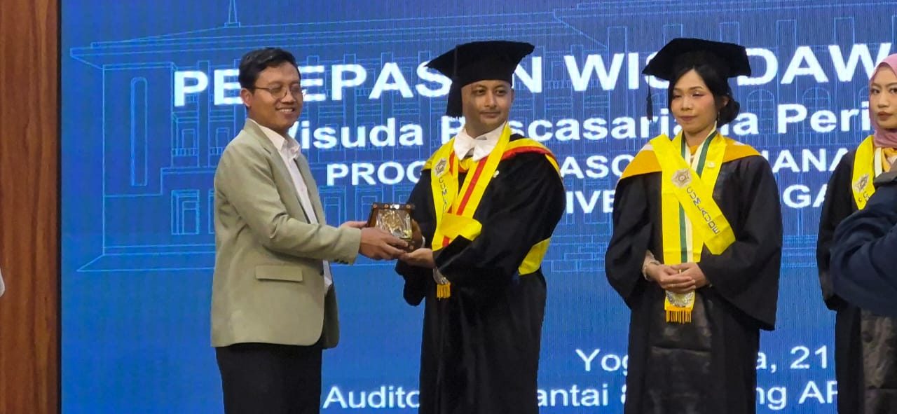 lulusan Program Studi Doktor Ilmu Farmasi  Made Krisna Adi Jaya yang berhasil lulus dalam waktu 2 tahun 4 bulan 8 hari.