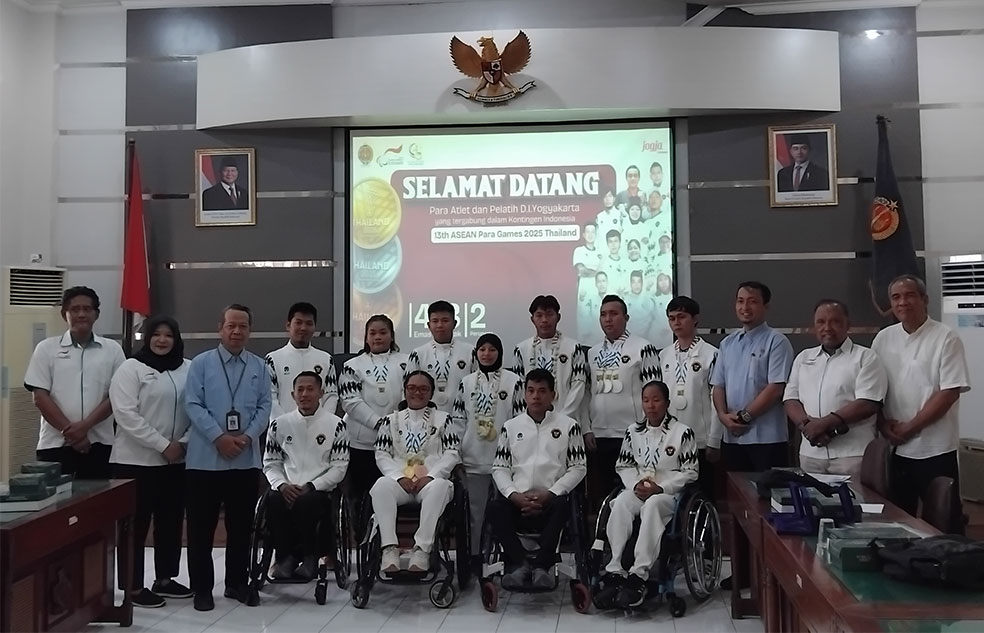 Kepala Disdikpora DIJ Suhirman menyambut kepulangan para atlet disabilitas DIJ yang tampil dalam ajang ASEAN Para Games Thailand 2025 di Ruang Sasana Wiyata, Disdikpora DIJ, Selasa (3/2).