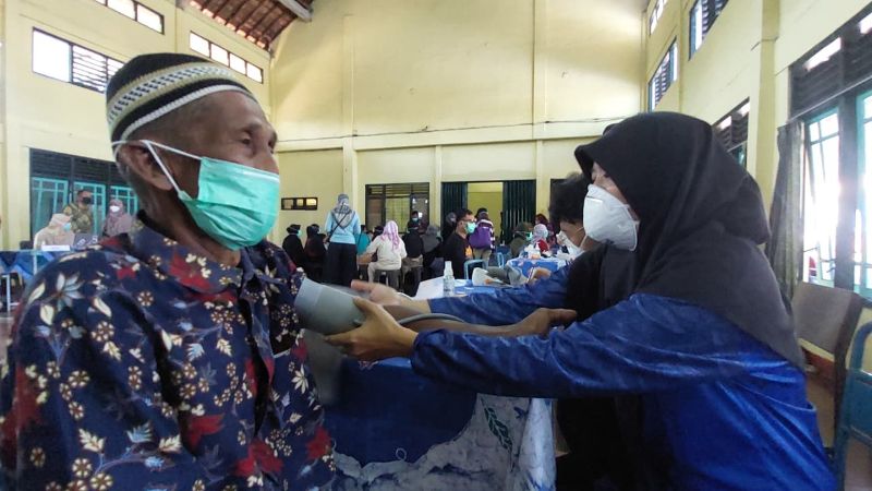 PEMERIKSAAN: Lansia di Kalurahan Sentolo menerima tes kesehatan untuk kasus TBC.&nbsp;