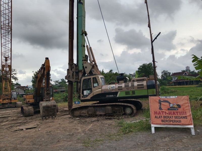 AKAN DIMULAI: Alat berat untuk pembangunan proyek Tol Jogja-Solo di Maguwoharjo sudah berada di lokasi.