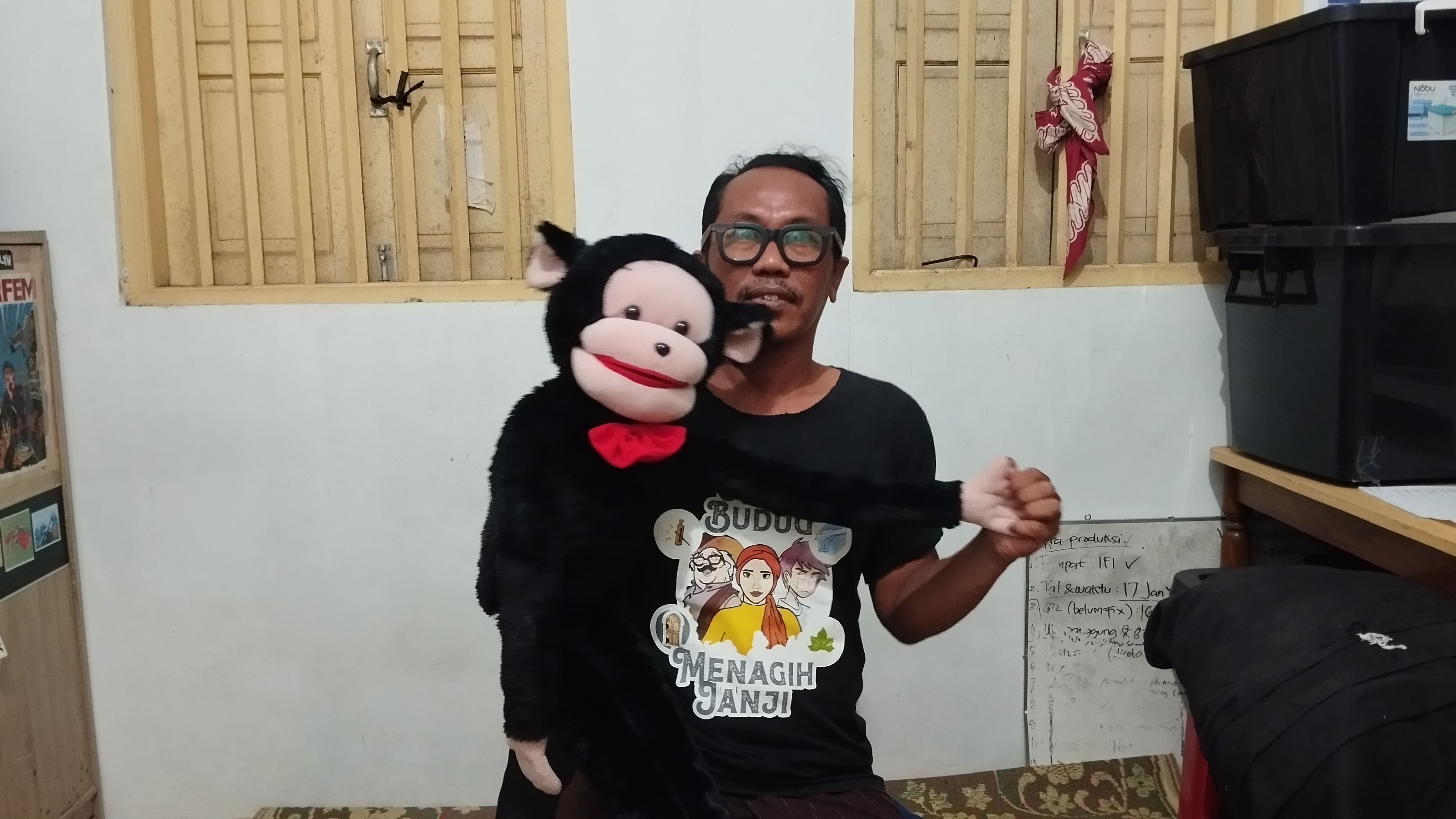Pendongeng Iwan RS sedang memainkan boneka yang sering ia bawa saat mendongeng di depan anak-anak 