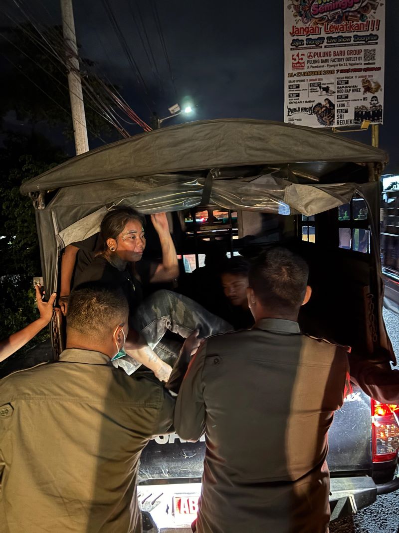 DITERTIBKAN: Anak punk yang ditertibkan di simpang empat Jejeran, Pleret, Bantul karena meminta sejumlah uang di warung bakso Selasa (3/2) malam.