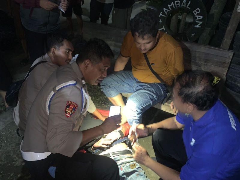 EVAKUASI: Polisi mengamankan JA, 29, pria yang diduga mengalami gangguan jiwa karena berkeliaran dengan membawa senjata tajam.