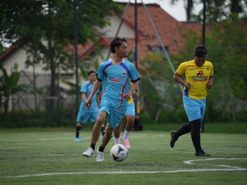 SINERGI : Laga persahabatan antara Persatuan Wartawan Indonesia (PWI) Kebumen dan Polres Kebumen berlangsung di Lapangan Mini Soccer Laskar Sari Kebumen Rabu (4/2) pagi.
