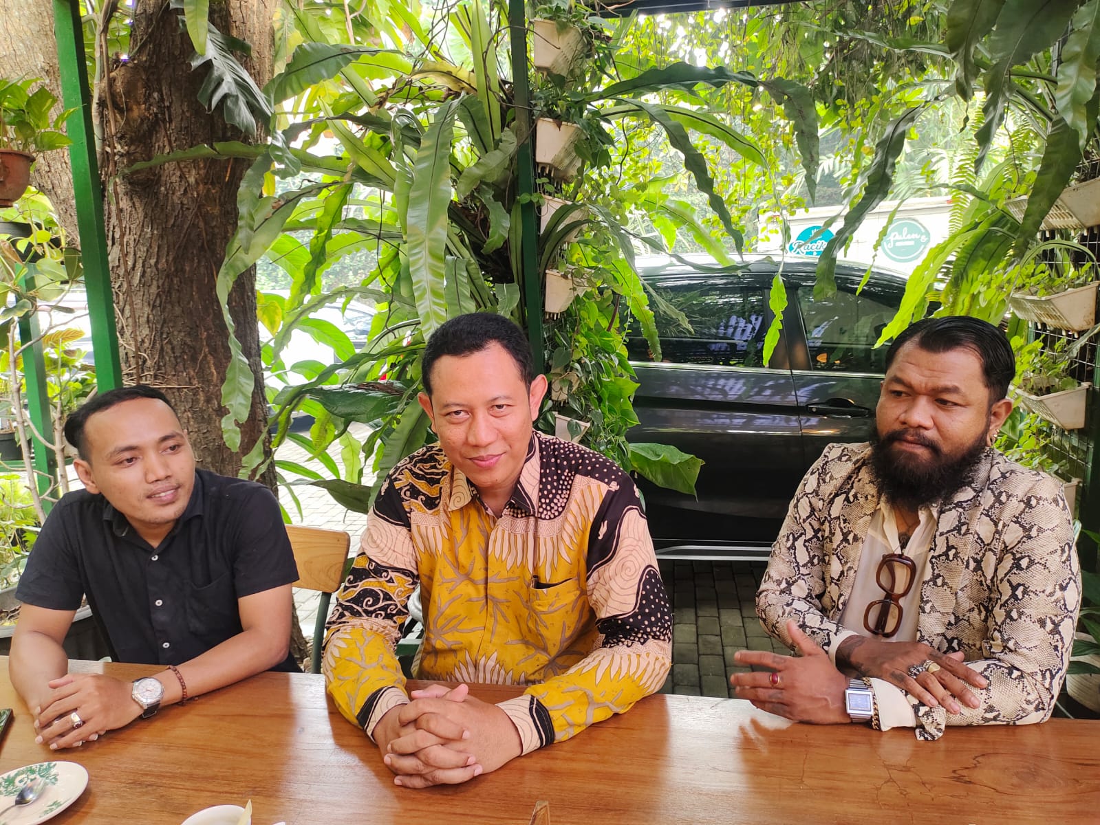 Direktur PBH Projotamansari, Sigit Fajar Rohman, SH, M.A.P (tengah)