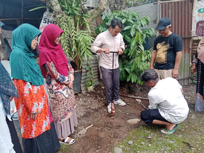 ANTUSIAS: Warga mendapat pelatihan pembuatan biopori sebagai alternatif pengelolaan sampah organik rumah tangga Rabu (4/2).