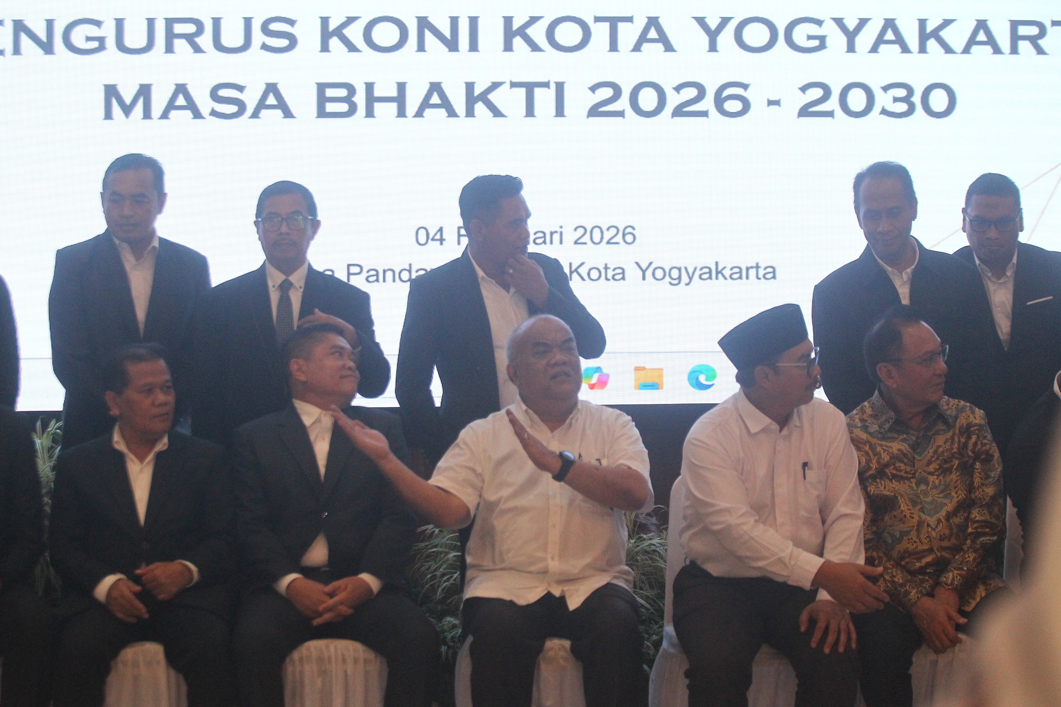 Wagub DIJ yang juga Ketua Umum KONI DIJ Paku Alam X didampingi Wali Kota Jogja Hasto Wardoyo saat menghadiri pelantikan pengurus KONI Kota Jogja periode 2026-2030, di Balai Kota Jogja, kemarin (4/2).