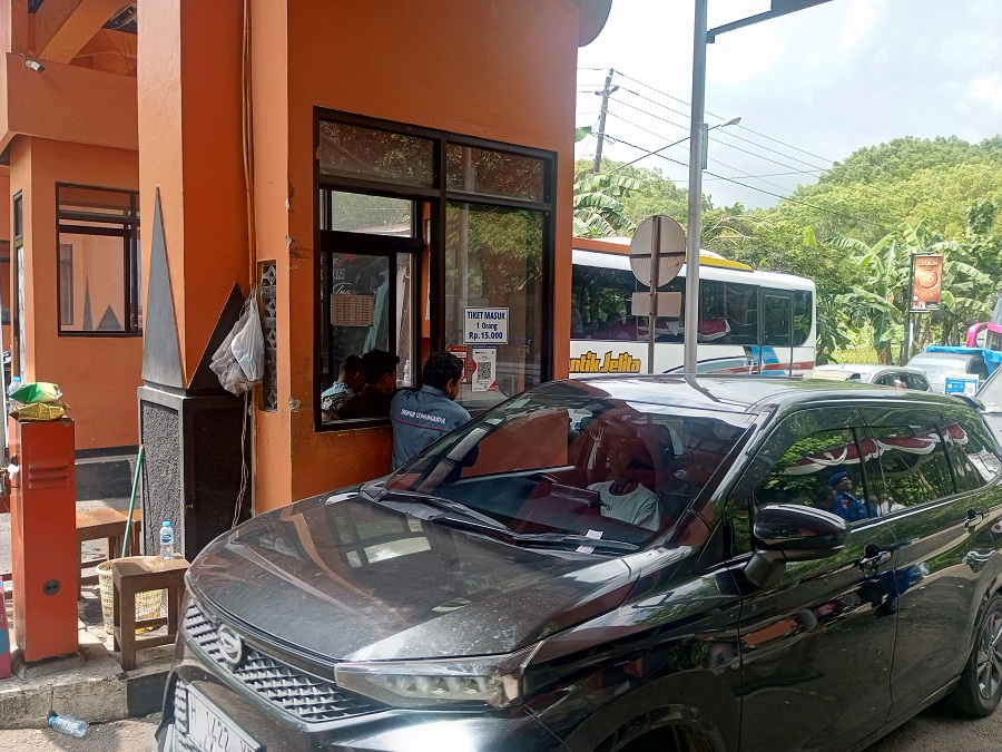 KOMITMEN BARU: Petugas pungut pos TPR Baron saat melayani kunjungan wisatawan pada libur Nataru lalu.