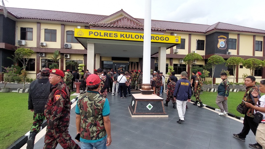 KUMPUL: Kokam mendatangi Mapolres Kulon Progo lengkap dengan seragam.