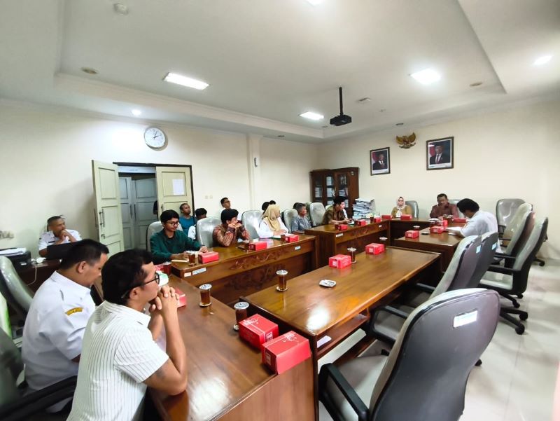 PERTEMUAN: Perwakilan warga Sambeng mendatangi Kantor DPRD Kabupaten Magelang untuk menjelaskan soal rencana tambang tanah uruk Rabu (4/2).