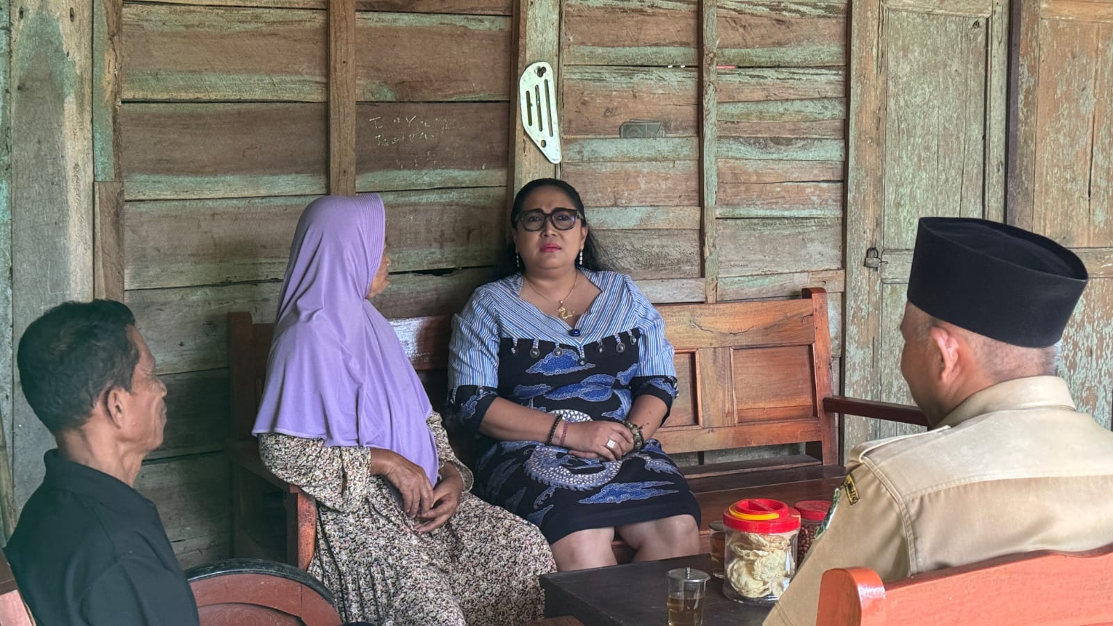 Bupati Gunungkidul Endah Subekti Kuntariningsih saat berkunjung ke rumah korban di Kapanewon Playen.