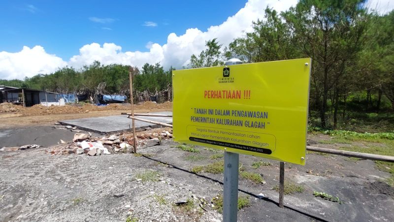 Kawasan Greenbelt Pantai Glagah-Congot Kulon Progo semakin padat dihiasi warung semi permanen dan kafe.