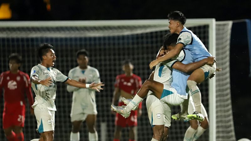 Para pemain Rans Nusantara rayakan kemenangan atas Persiba Bantul untuk memastikan tiket promosi ke Liga 2