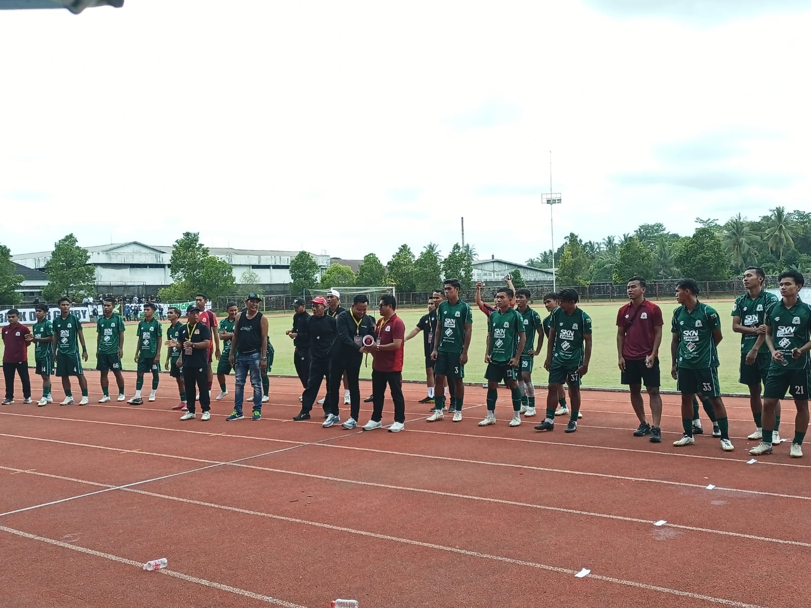 Pemain Persak Kebumen berdiri di pinggir lapangan Stadion Sarwo Edhie Wibowo setelah menjalani pertandingan Liga 4 Jawa Tengah. (M Hafied/Radar Jogja)