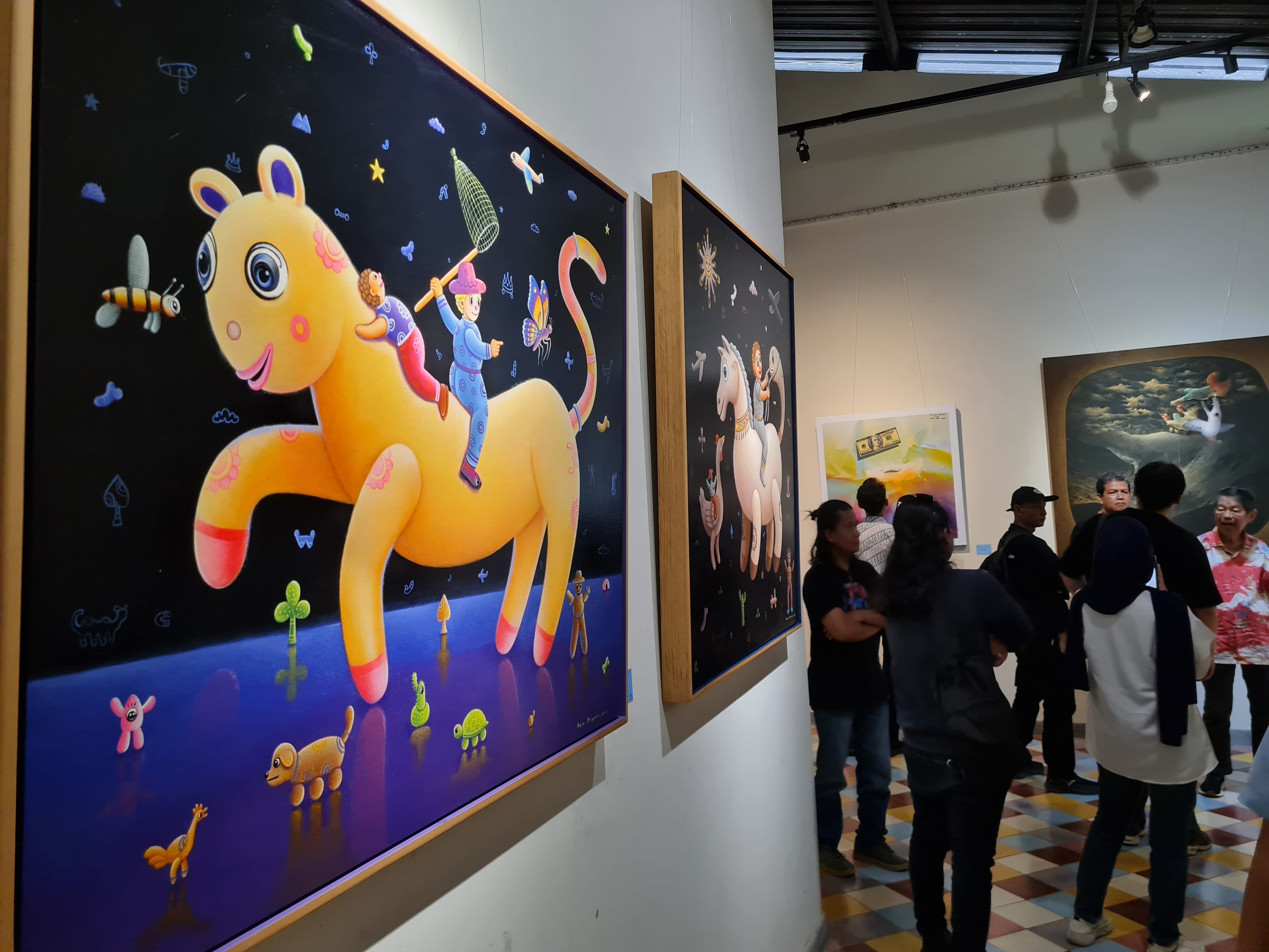 Sejumlah karya mejeng dan memenuhi dinding Limanjawi Art House, Kamis (5/2).