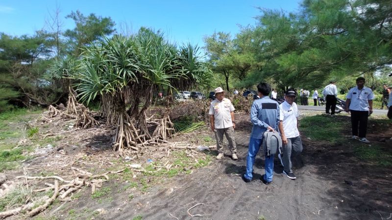 MENILIK: Tim Gabungan melakukan pemantauan bekas kerusakan greenbelt.