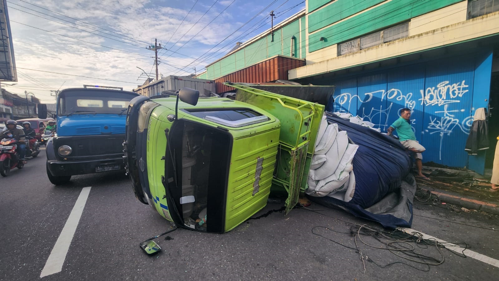 Petugas kepolisian mengevakuasi truk yang terlibat kecelakaan di Simpang Tape Ketan, Muntilan, Kamis (5/2).  &nbsp;
