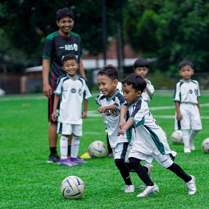 ANTUSIAS: Para pemain PSS Sleman Academy saat menjalani sesi latihan rutin.